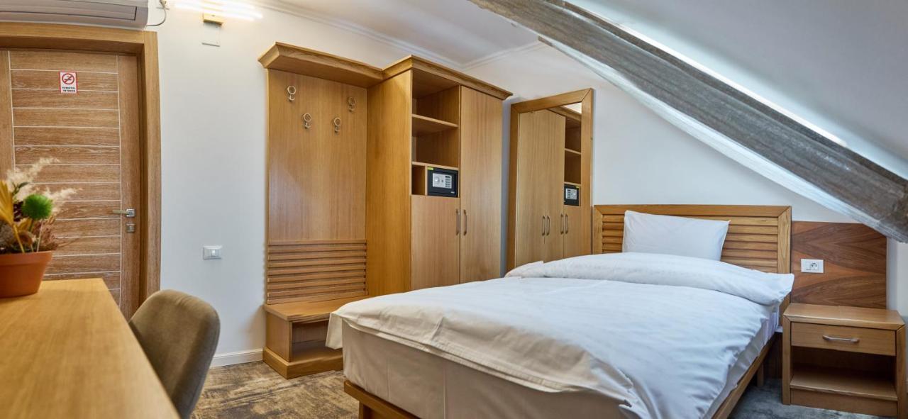 Hotel Eden Rimnicu Sarat Eksteriør bilde