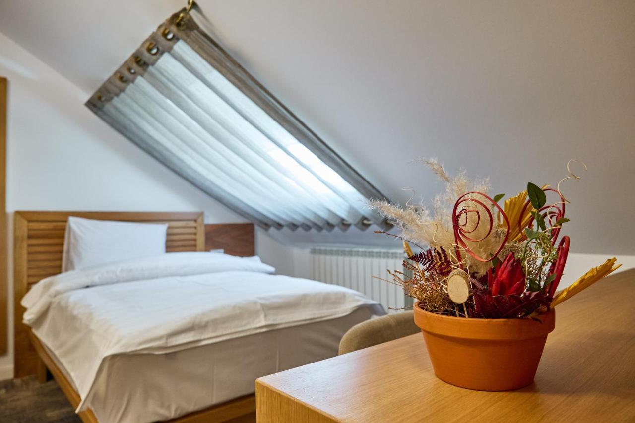 Hotel Eden Rimnicu Sarat Eksteriør bilde