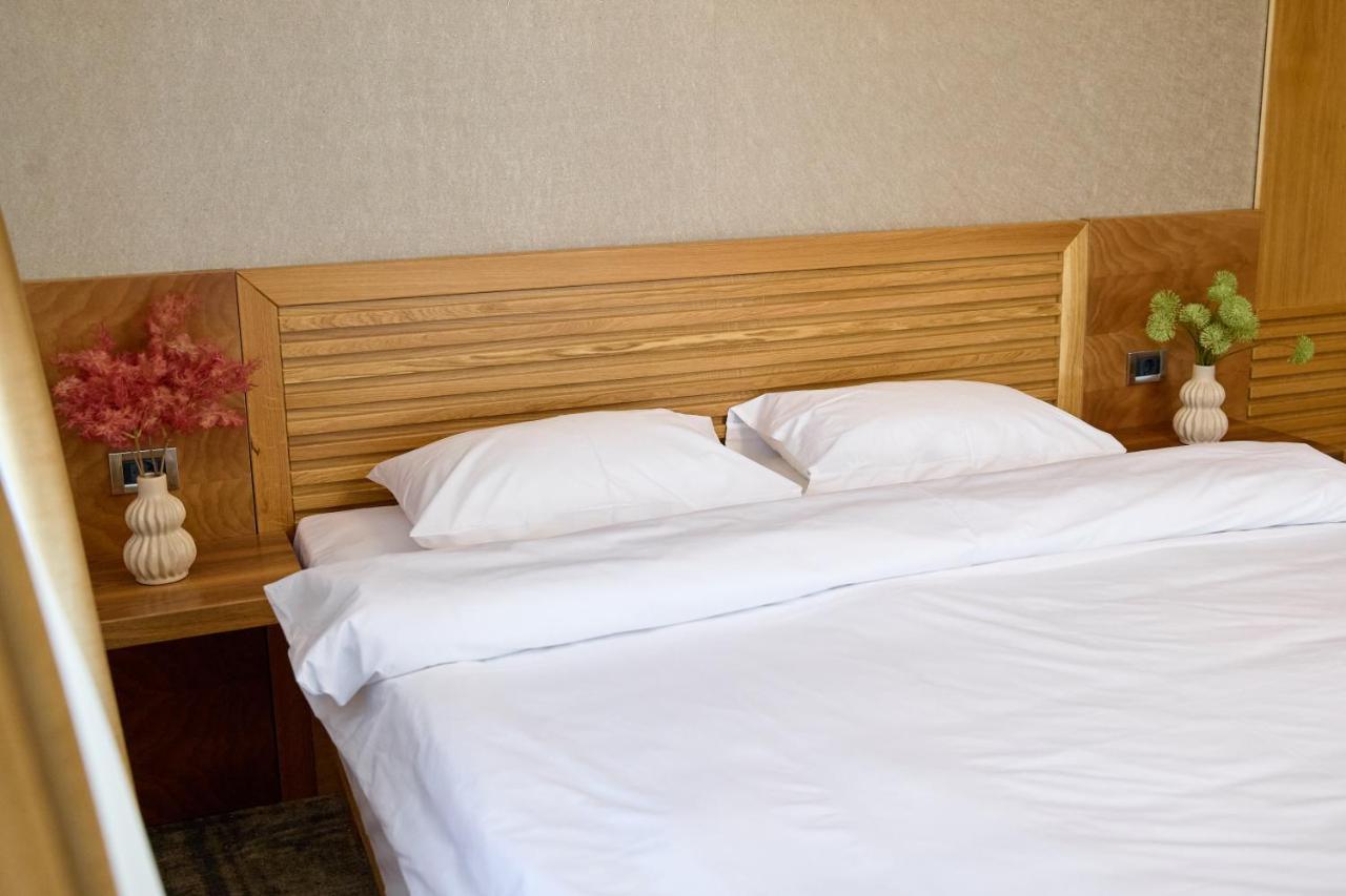 Hotel Eden Rimnicu Sarat Eksteriør bilde