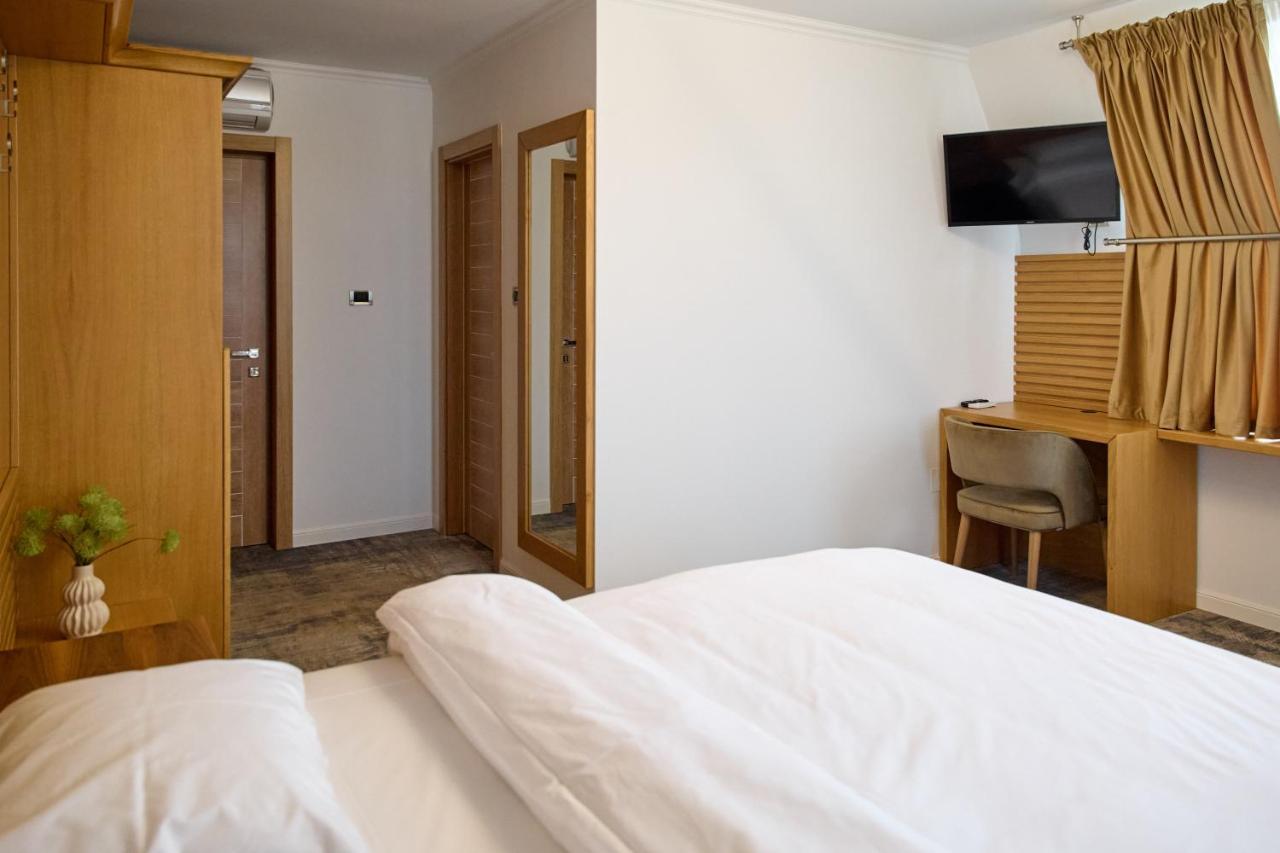 Hotel Eden Rimnicu Sarat Eksteriør bilde