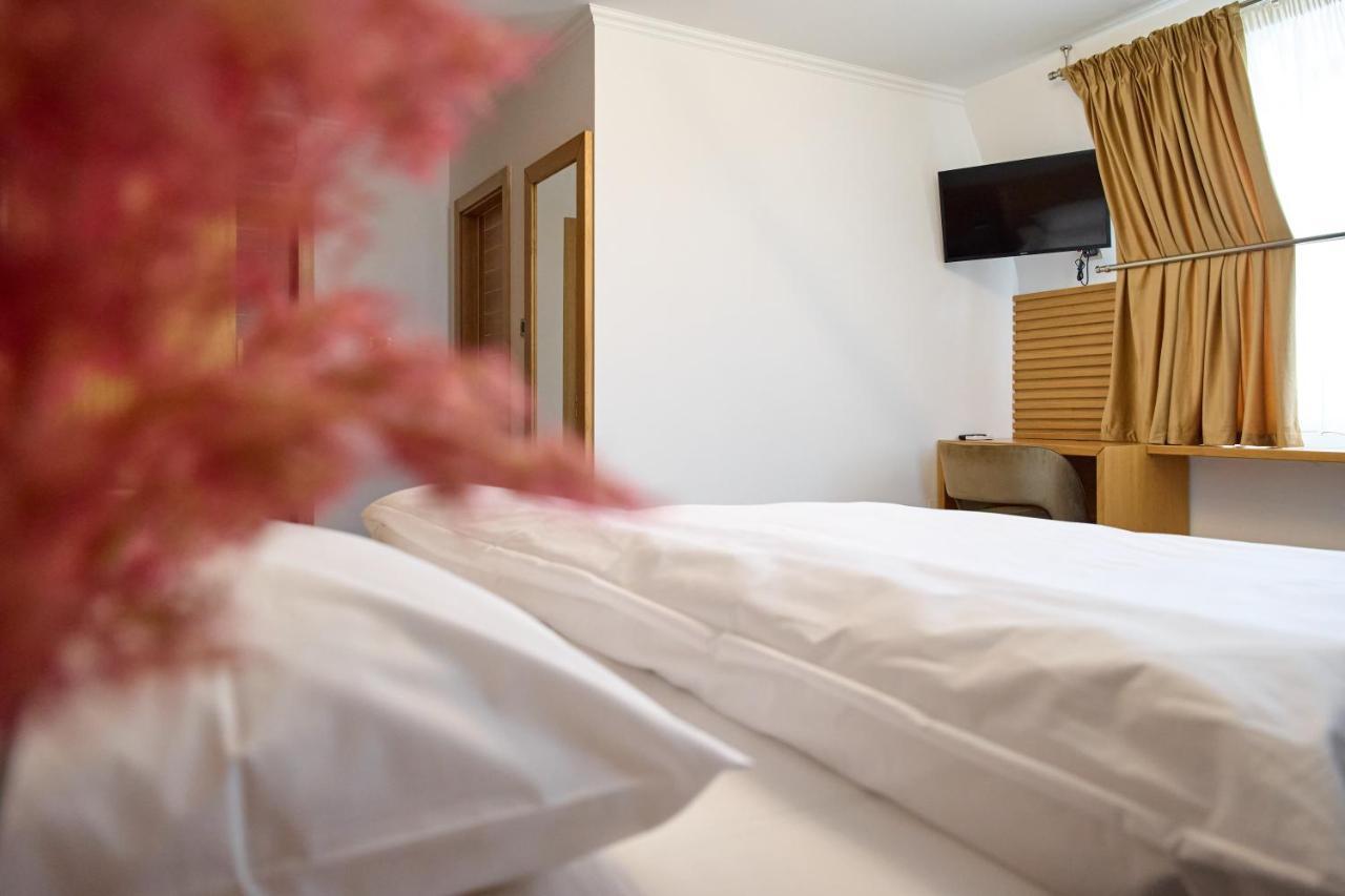 Hotel Eden Rimnicu Sarat Eksteriør bilde
