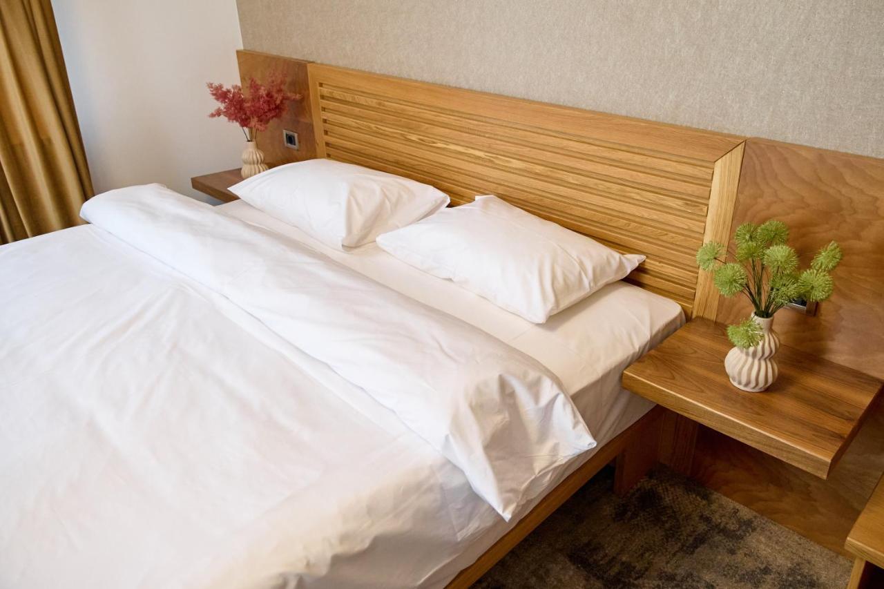 Hotel Eden Rimnicu Sarat Eksteriør bilde